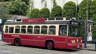 赤をメインとしたレトロ調バスです