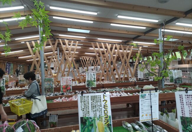 新鮮な野菜や果物を販売　