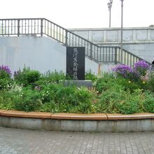 碑の周りには色とりどりの花が咲いていました