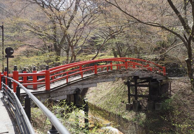 赤い欄干が目立つ