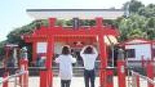 海に突き出た赤色が特徴的な神社