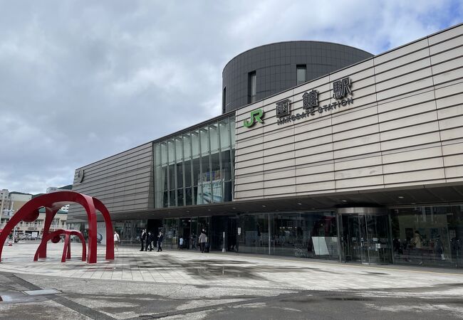 新しくて綺麗な駅舎です。