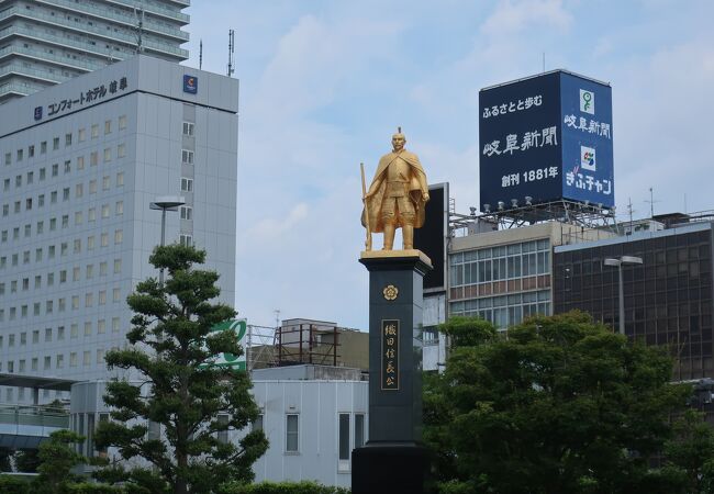 黄金の信長公が見下ろす駅前広場です。