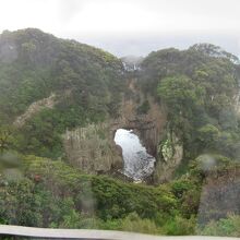 万次郎足湯に浸かりながら白山洞門を見る