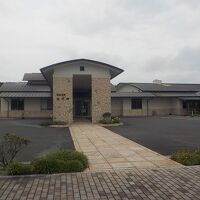 国民宿舎波戸岬入口。すぐ前に駐車場があります。