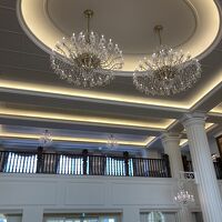 大階段の上のシャンデリア