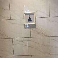 女性用お手洗いのマークドレスを着ていますね