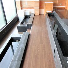 万次郎足湯から白山洞門が正面に見えます