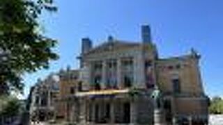 ネオ・ルネサンス様式の、優美な建物