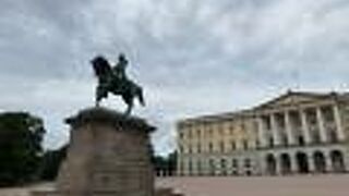 ノルウェー王宮の正面に建つ騎馬像
