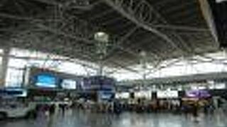 陸海の乗り継ぎ拠点、駅構内も充実しています