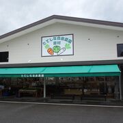 大きな農産物直売所。