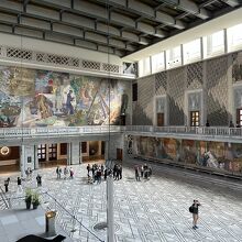 市庁舎内部のホール