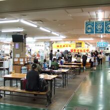 場内で勝手丼を食べられます