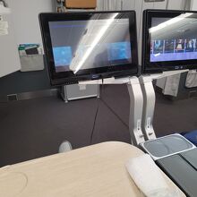 最前列は前が広いが隣のモニターも目に入るのが不快