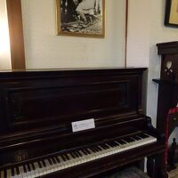 ロビーにはアインシュタインが弾いたというピアノがあります
