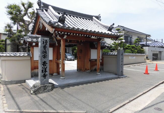 道路から寺門が浮かび上がったようなな造り