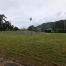 少し盛り上がっている方形部分が建物の跡。