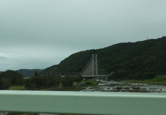 優美な新幹線の鉄橋。