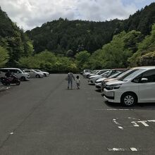 無料の駐車場もある。