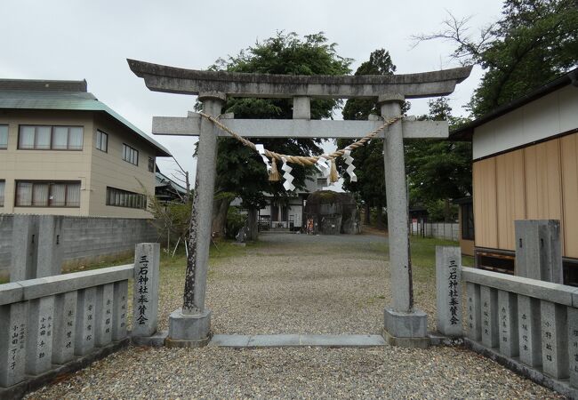 境内に鬼の手形伝説の花崗岩