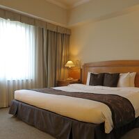 ベッドは180センチ幅のキングサイズ