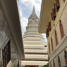 この白い仏塔の中が神秘的