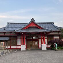 駅には観光客がちらほら訪れていました