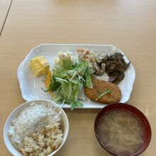 朝食は無料サービス