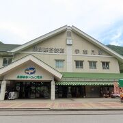 いかにも山岳リゾートな駅舎デザインで活気がありました