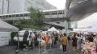 昼間から屋台が並んでいました