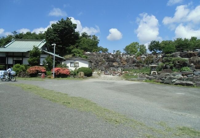 石垣の上にあるような墓地や陶器の製造所が珍しい