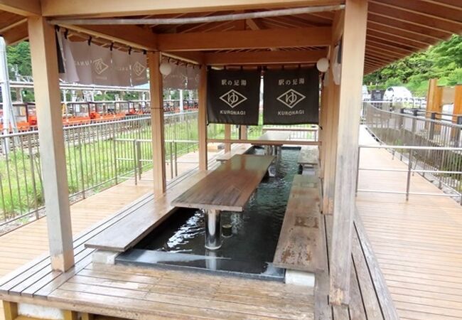 宇奈月温泉駅のホームにある足湯