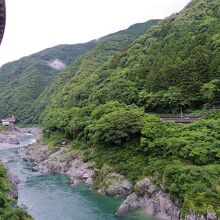 テラスからの眺め。対岸には土讃線の線路が見えます。