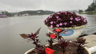 町の中心にある湖