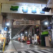 日が暮れると一気に開いているお店が少なくなっていて