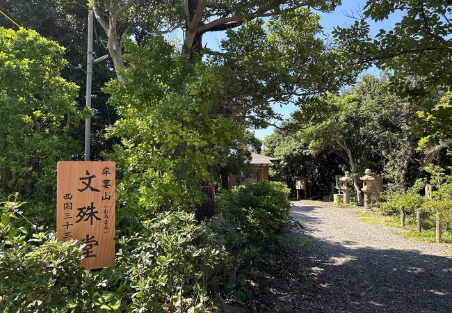 三十三ヶ所の霊場の石仏をお参りできる