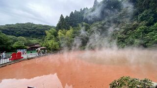 血を思わせる朱色に染まった池