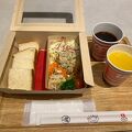 1階にある佃煮屋がやっているカフェが朝食会場