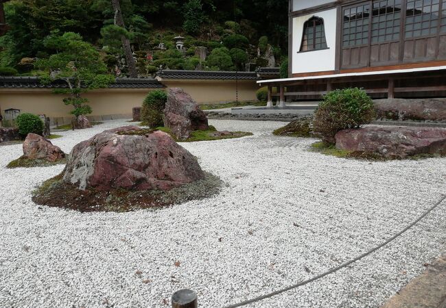 枯山水の石庭が素晴らしい