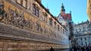 世界最大規模の磁器製の作品。