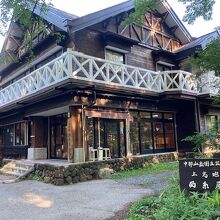 山小屋風、中はきれいに整備されています。