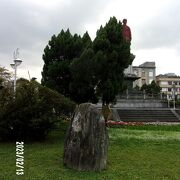 公園の中央に蒋介石の立像が立てられています。