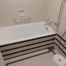 浴槽は広くて足が延ばせます。洗い場はお湯が流せて便利です。