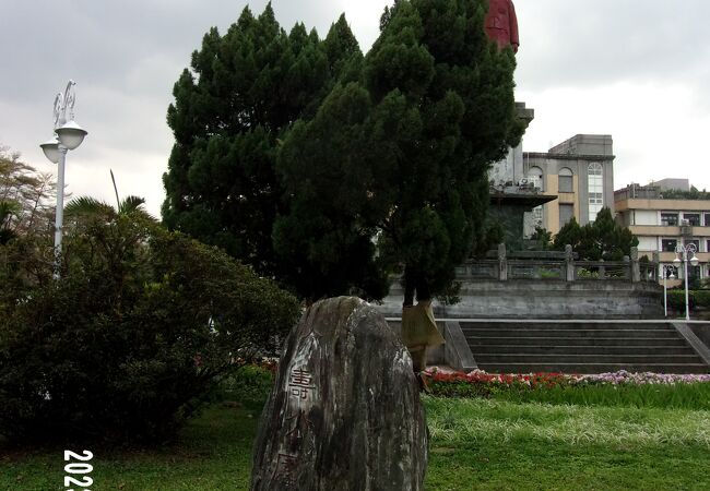 公園の中央に蒋介石の立像が立てられています。