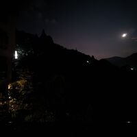 夜の部屋から見えた、星空とお月様。