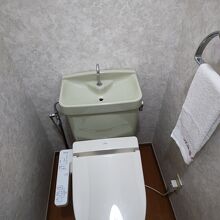 部屋トイレは勿論ウォシュレット。綺麗で快適に使えます。