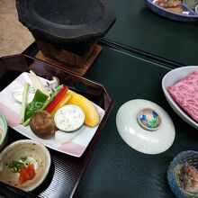 夕食の様子。山梨牛の焼きしゃぶが旨い！