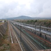 新幹線駅は牧場のそば、旧市街には連絡バスあり