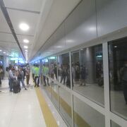 雷雨のスワンナプーム空港駅